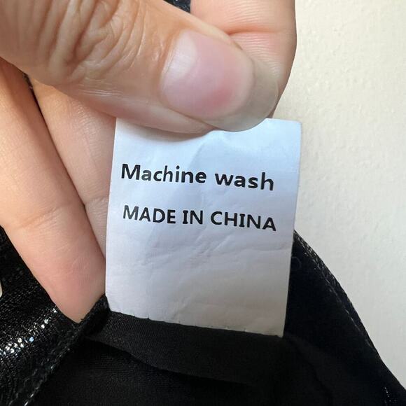 Queen of Sparkles Black Metallic Pleated Sleeve Blouse Size Medium - Picture 6 of 6